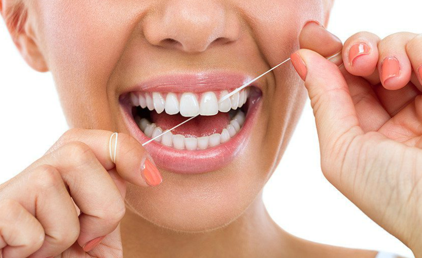 Odontología Preventiva en Villanueva del Pardillo - Mujer hilo dental