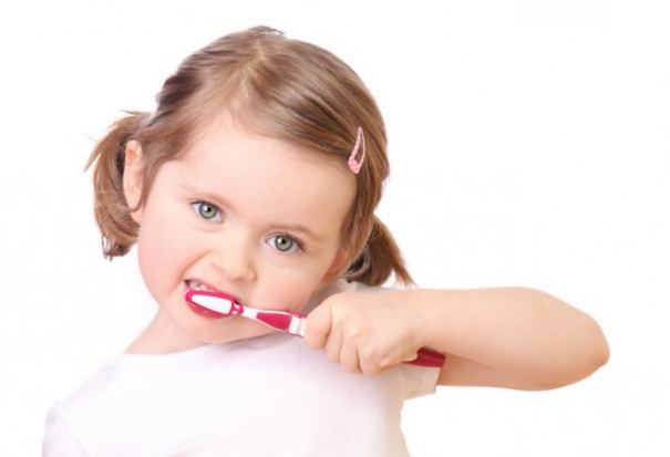 Odontología Preventiva en Villanueva del Pardillo - Niña lavándose los dientes