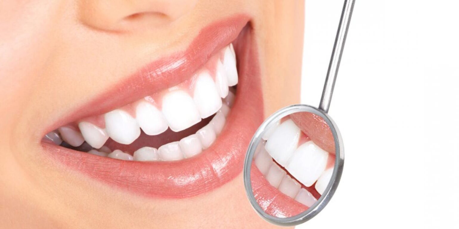 odontología estética en Villanueva del Pardillo – espejo con dientes odontología estética en Villanueva del Pardillo - espejo con dientes