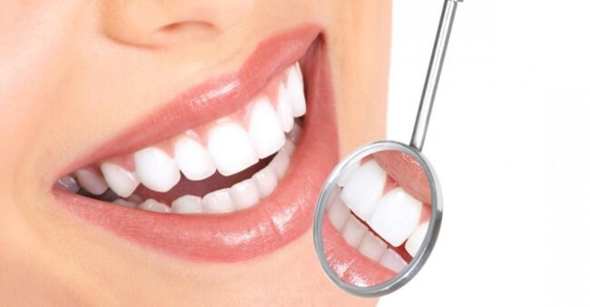 odontología estética en Villanueva del Pardillo - espejo con dientes