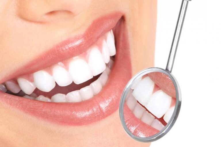 odontología estética en Villanueva del Pardillo – espejo con dientes odontología estética en Villanueva del Pardillo - espejo con dientes