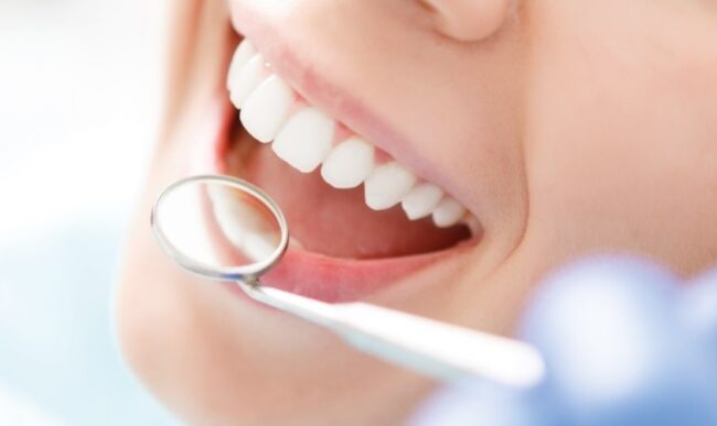 clínica dental cerca de Villafranca del Castillo - sonrisa con espejo