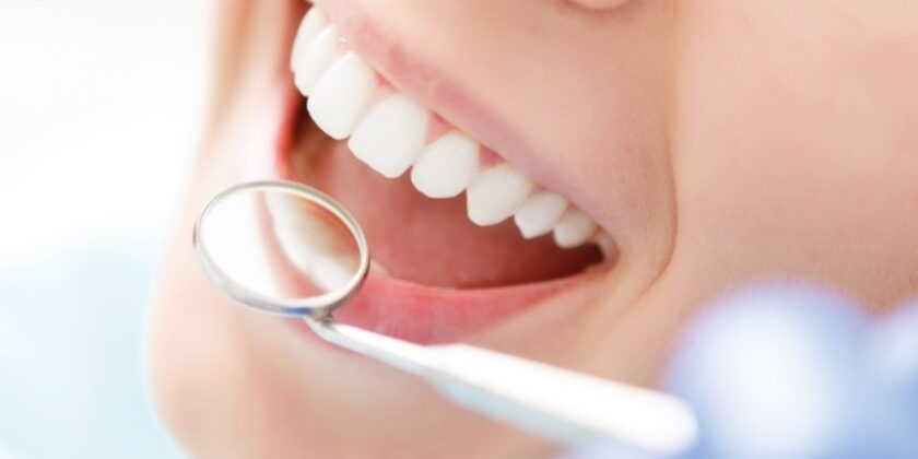 clínica dental cerca de Villafranca del Castillo - sonrisa con espejo