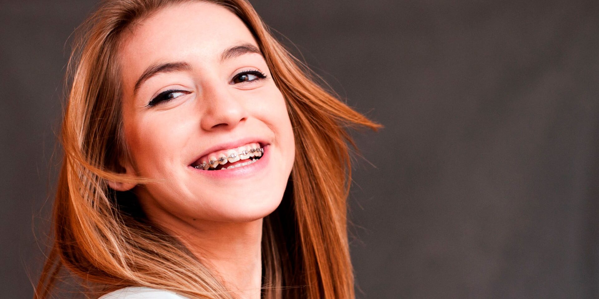 ortodoncia en Villanueva de la Cañada – chica con ortodoncia ortodoncia en Villanueva de la Cañada - chica con ortodoncia