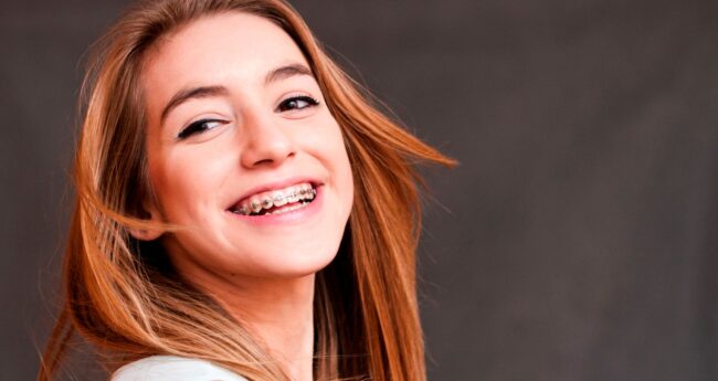 ortodoncia en Villanueva de la Cañada - chica con ortodoncia
