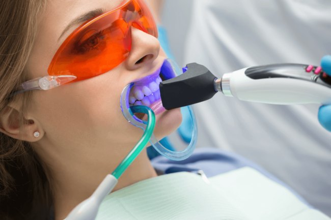 blanqueamiento dental led - chica con maquina