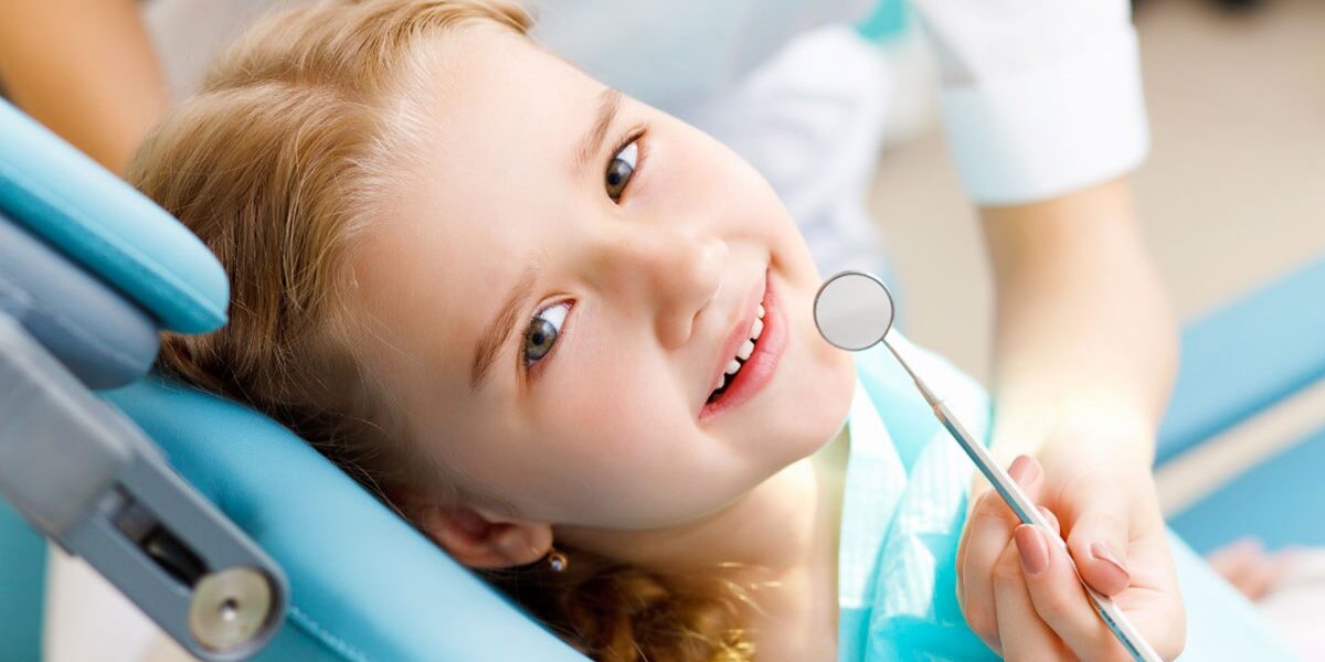 clinica dental cerca de Brunete - niña en la silla