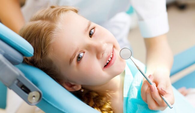 clinica dental cerca de Brunete - niña en la silla