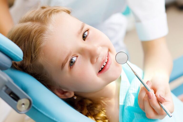 clinica dental cerca de Brunete – niña en la silla clinica dental cerca de Brunete - niña en la silla