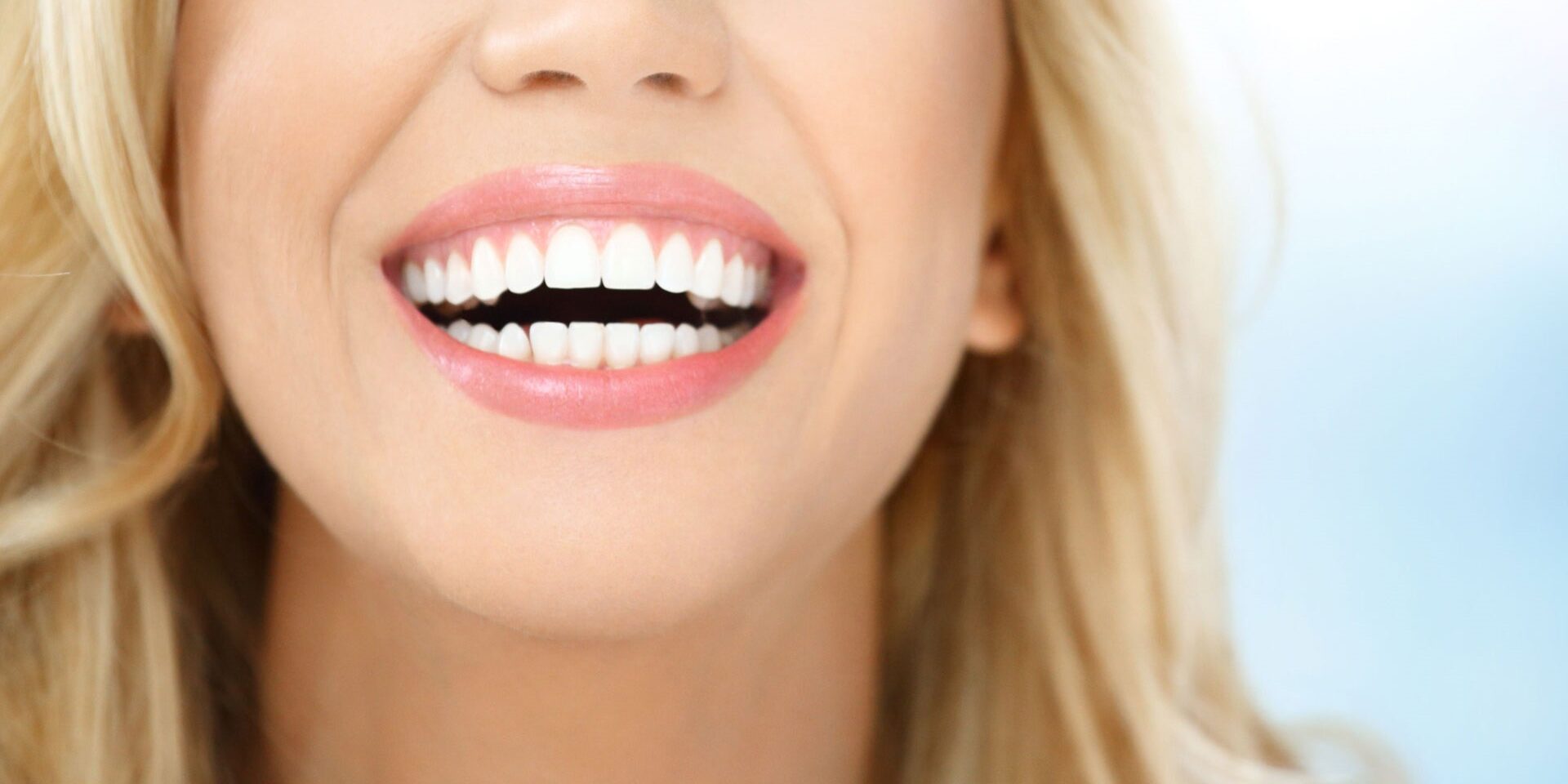 odontologia estetica en Majadahonda – rubia sonriendo odontologia estetica en Majadahonda - rubia sonriendo