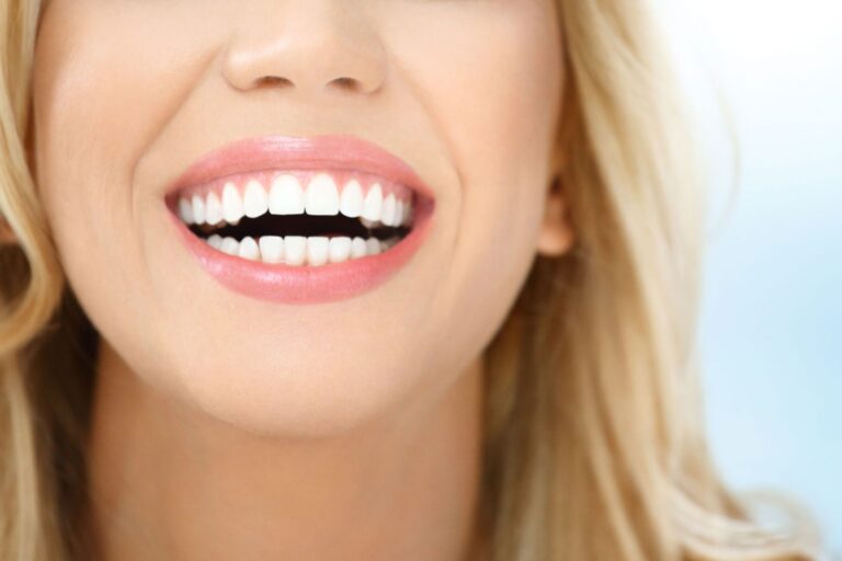 odontologia estetica en Majadahonda – rubia sonriendo odontologia estetica en Majadahonda - rubia sonriendo
