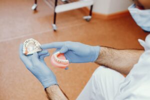 prótesis dental en Majadahonda - guantes