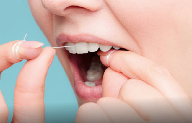 clínica dental en Villanueva de la Cañada - hilo dental