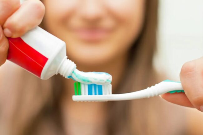 clinica dental cerca de Majadahonda - cepillo de dientes y pasta