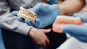 protesis dentales en Villanueva de la cañada - manos de médico