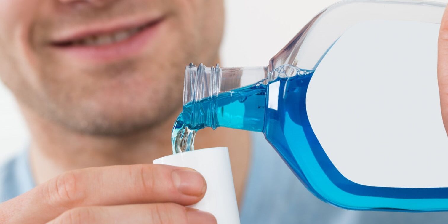 por qué usar enjuague bucal - utilizando