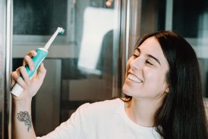 ventajas del cepillo de dientes eléctrico - mujer