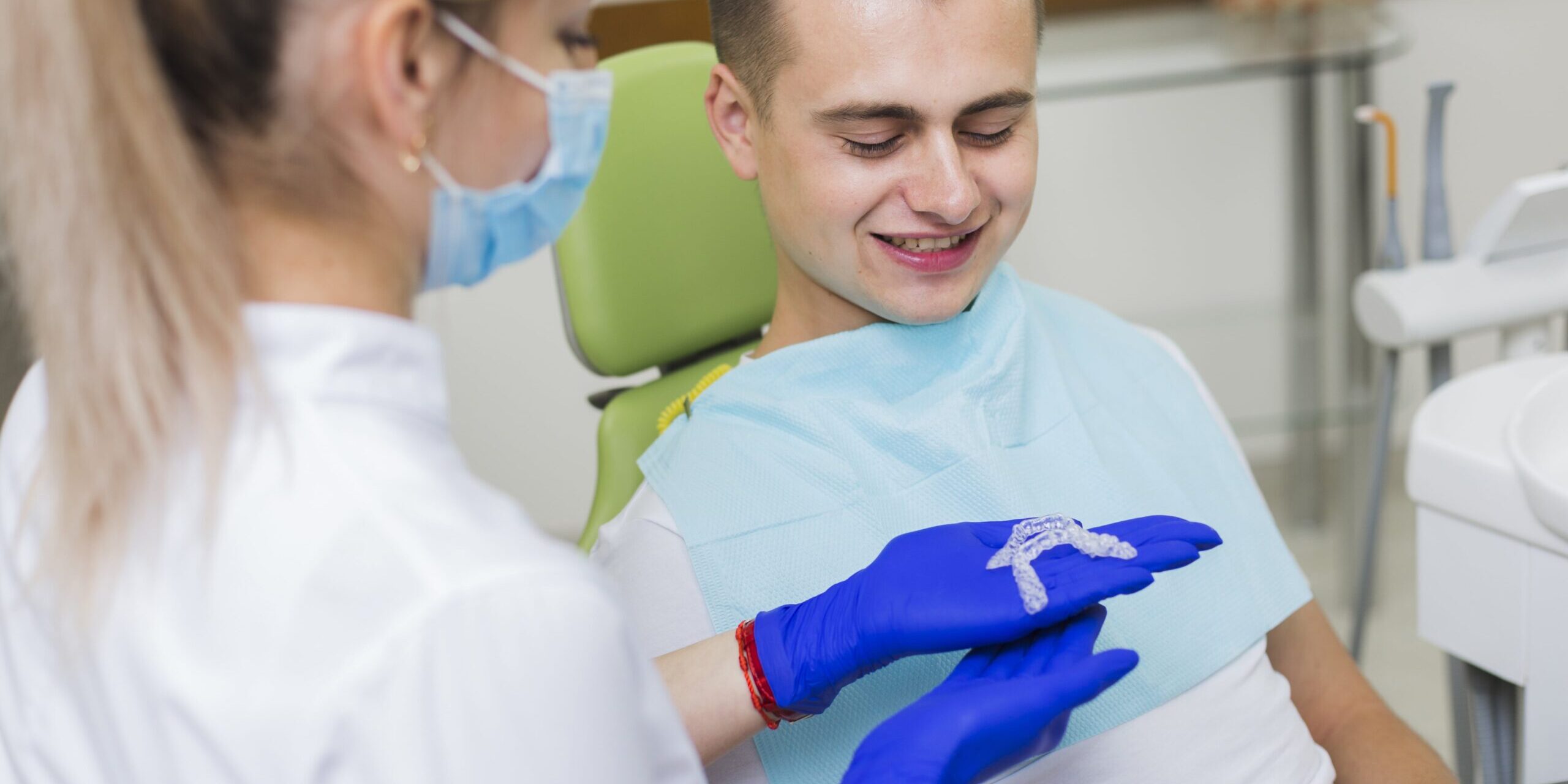 como limpiarse los dientes con retenedores - profesional explicando