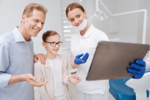 clínica dental Brunete - familia en el dentista