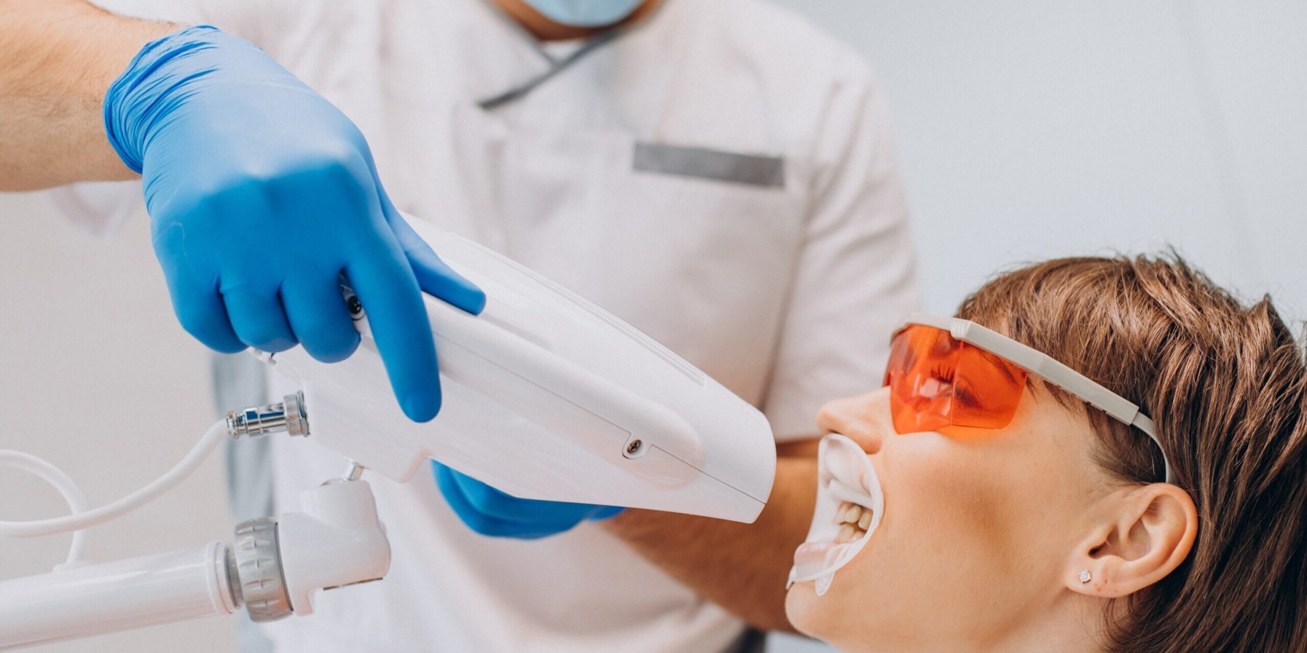 contamos en qué consiste el blanqueamiento dental - lampara-