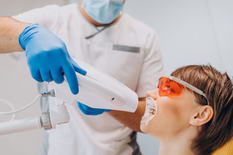 contamos en qué consiste el blanqueamiento dental – lampara- contamos en qué consiste el blanqueamiento dental - lampara-