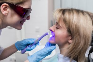 contamos en qué consiste el blanqueamiento dental - profesional-