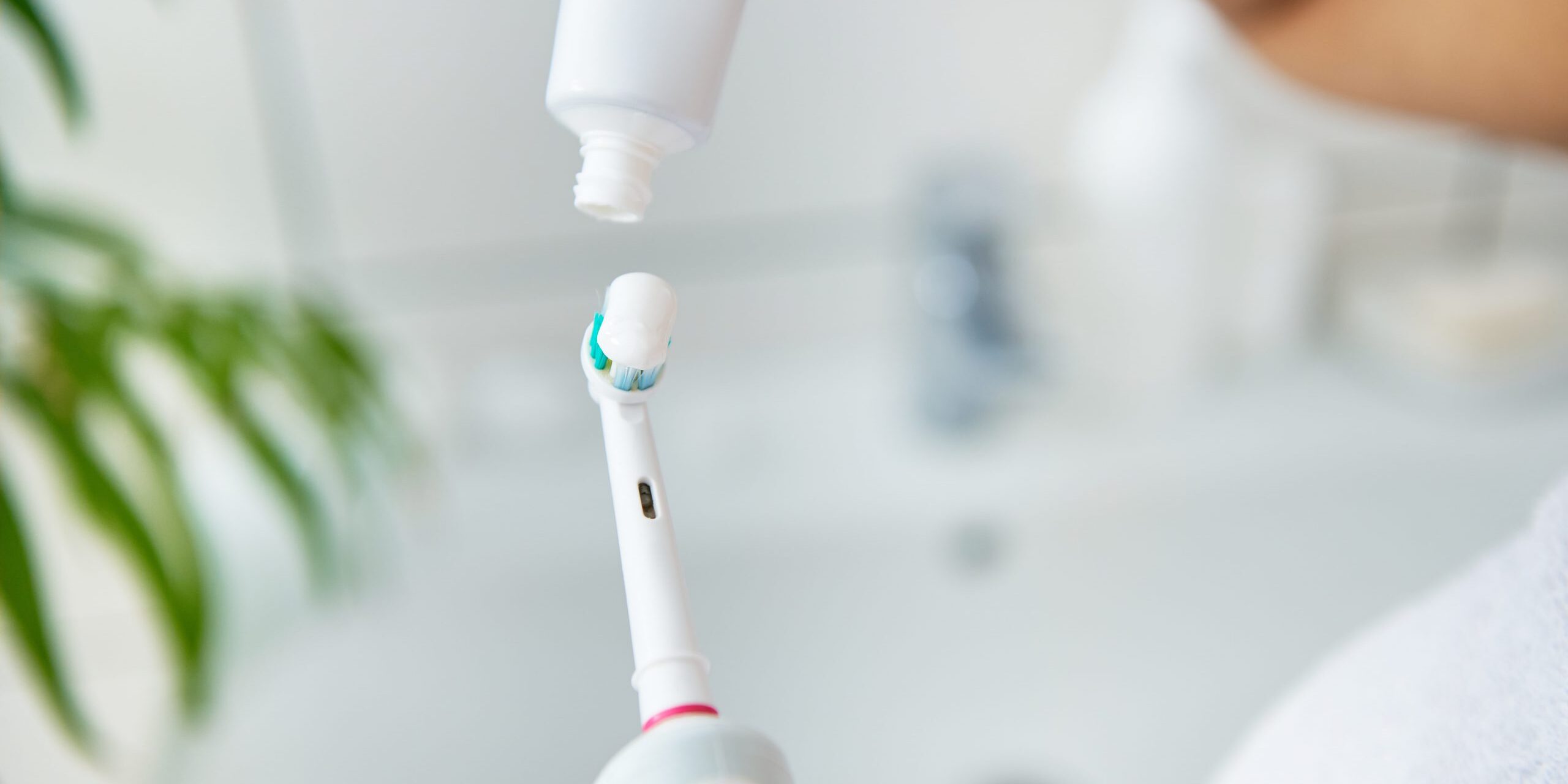 ventajas del cepillo de dientes eléctrico . crema dental