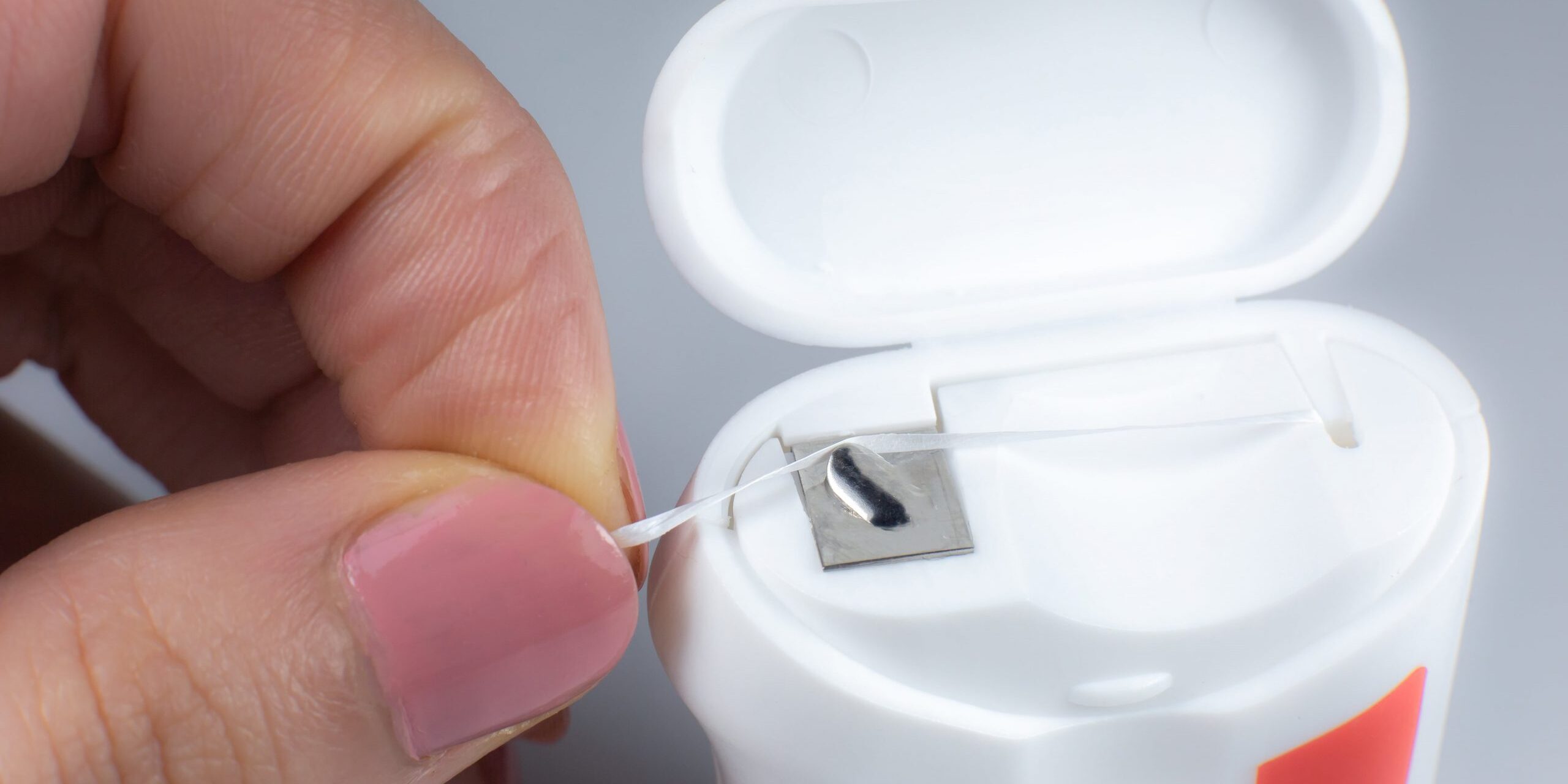 Es bueno usar hilo dental - blanco