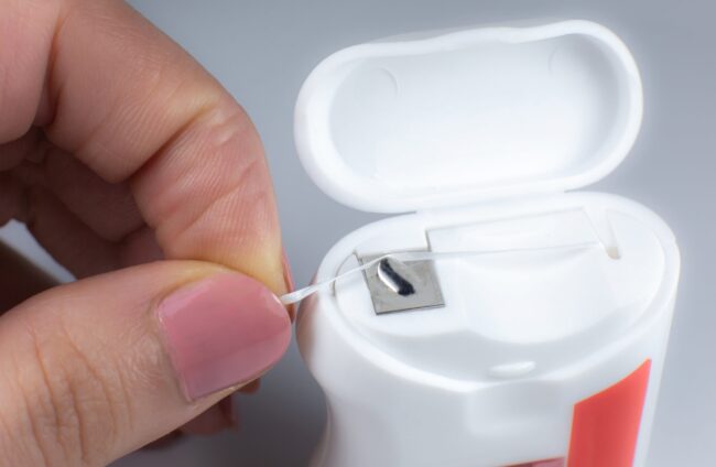 Es bueno usar hilo dental - blanco