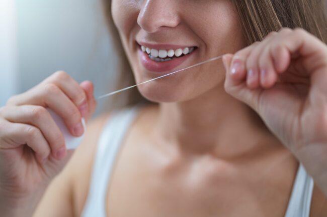 Es bueno usar hilo dental - mujer
