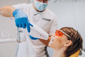 qué es el blanqueamiento dental con luz fría - dientes blancos