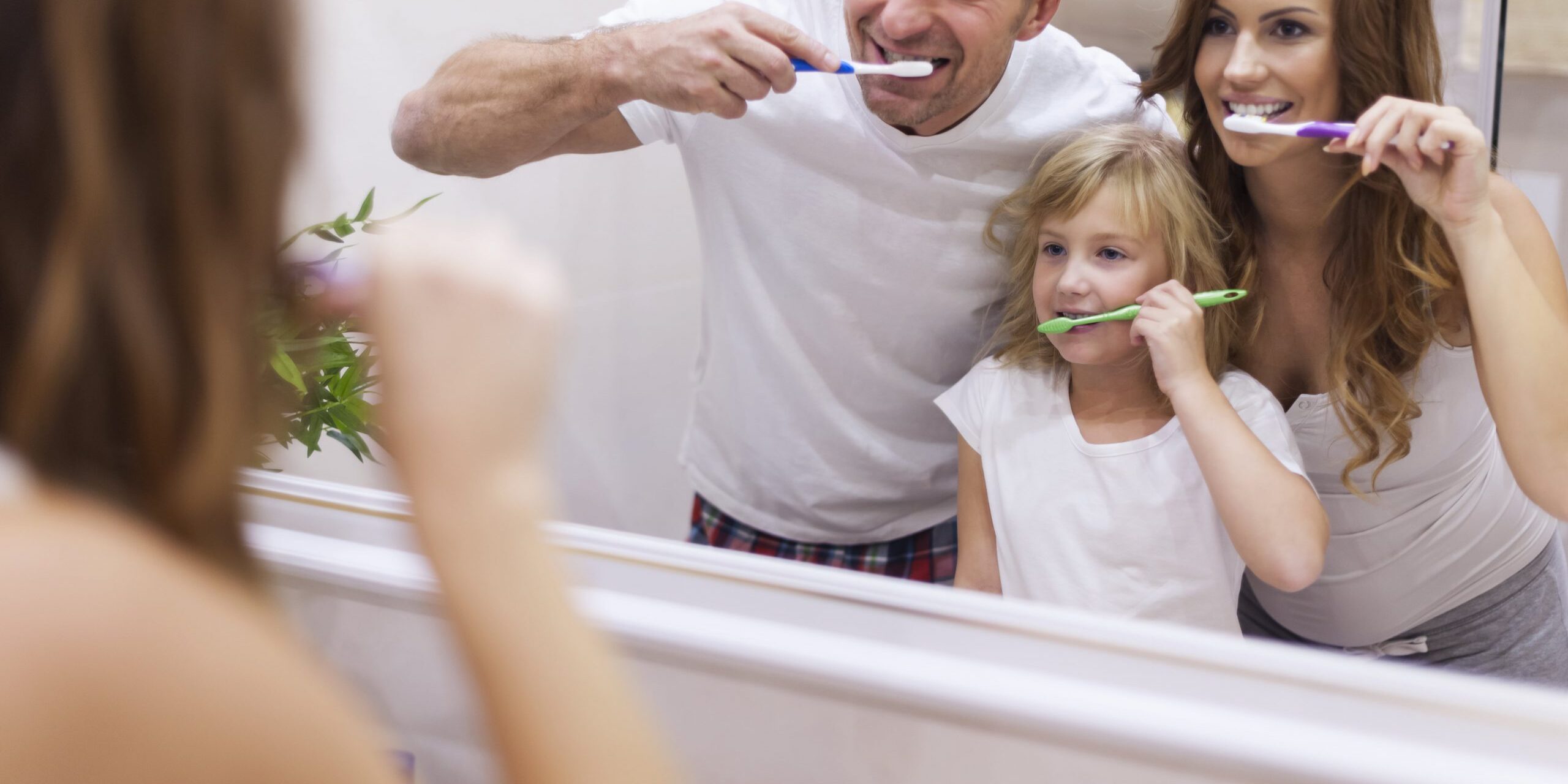 manchas en los dientes – familia cepillándose manchas en los dientes - familia cepillándose