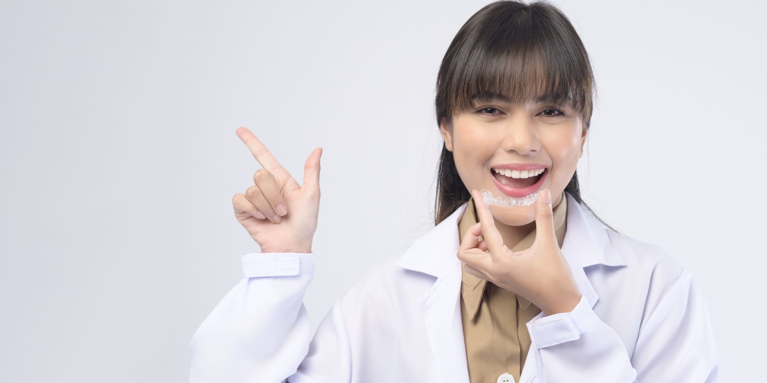 por qué hay que usar retenedores tras una ortodoncia - colocandoselos