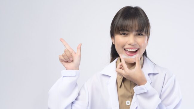 por qué hay que usar retenedores tras una ortodoncia - colocandoselos