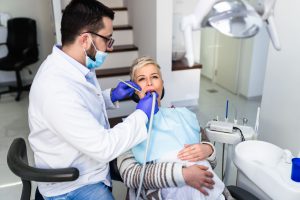 clínica dental Majadahonda - Embarazada realizandose una limpieza dental