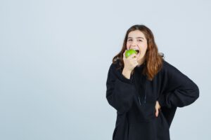 qué es la dieta blanca para la limpieza dental - comiendo manzana