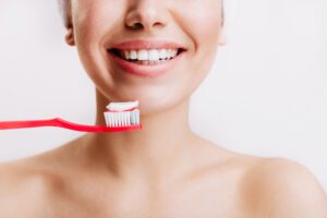 Dureza de los cepillos de dientes - cepillandose