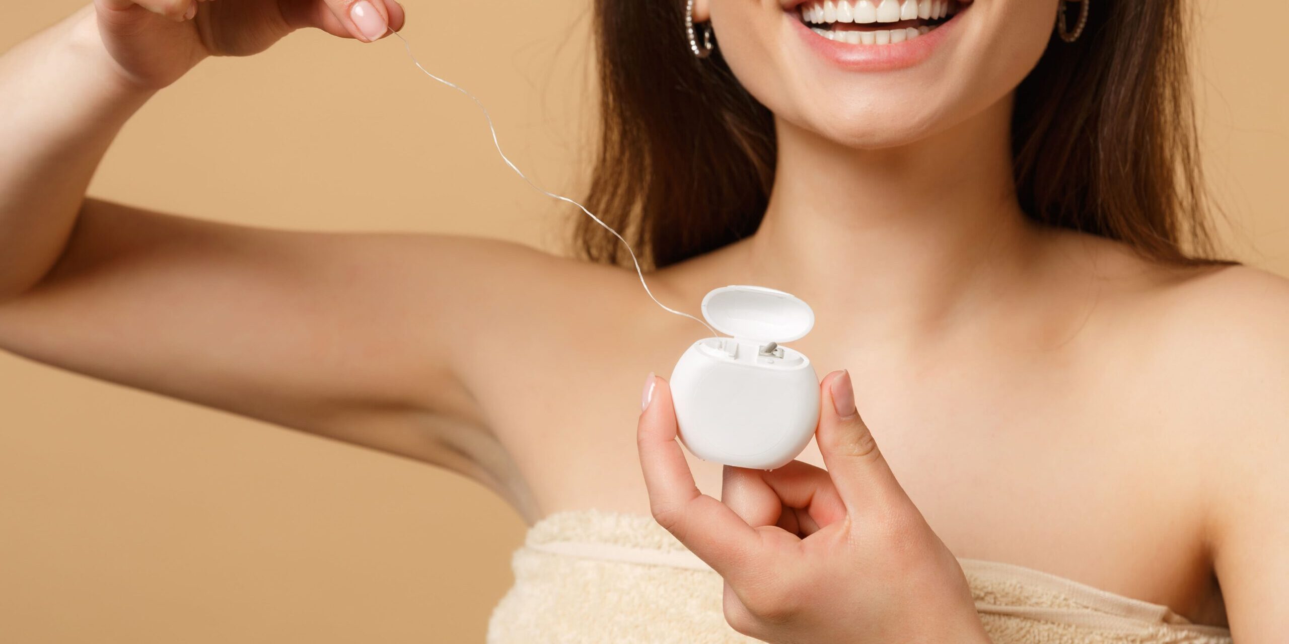 Importancia del hilo dental – mujer usandolo Importancia del hilo dental - mujer usandolo