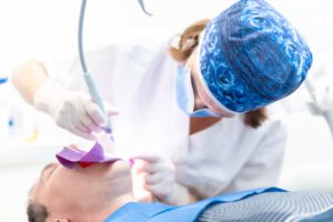 clínica dental cerca de Brunete - profesional realizando una endodoncia