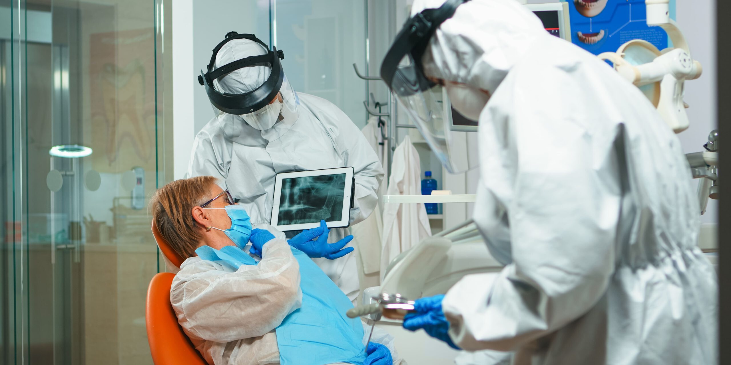 motivos por los que se pueden caer los dientes - revision profesional