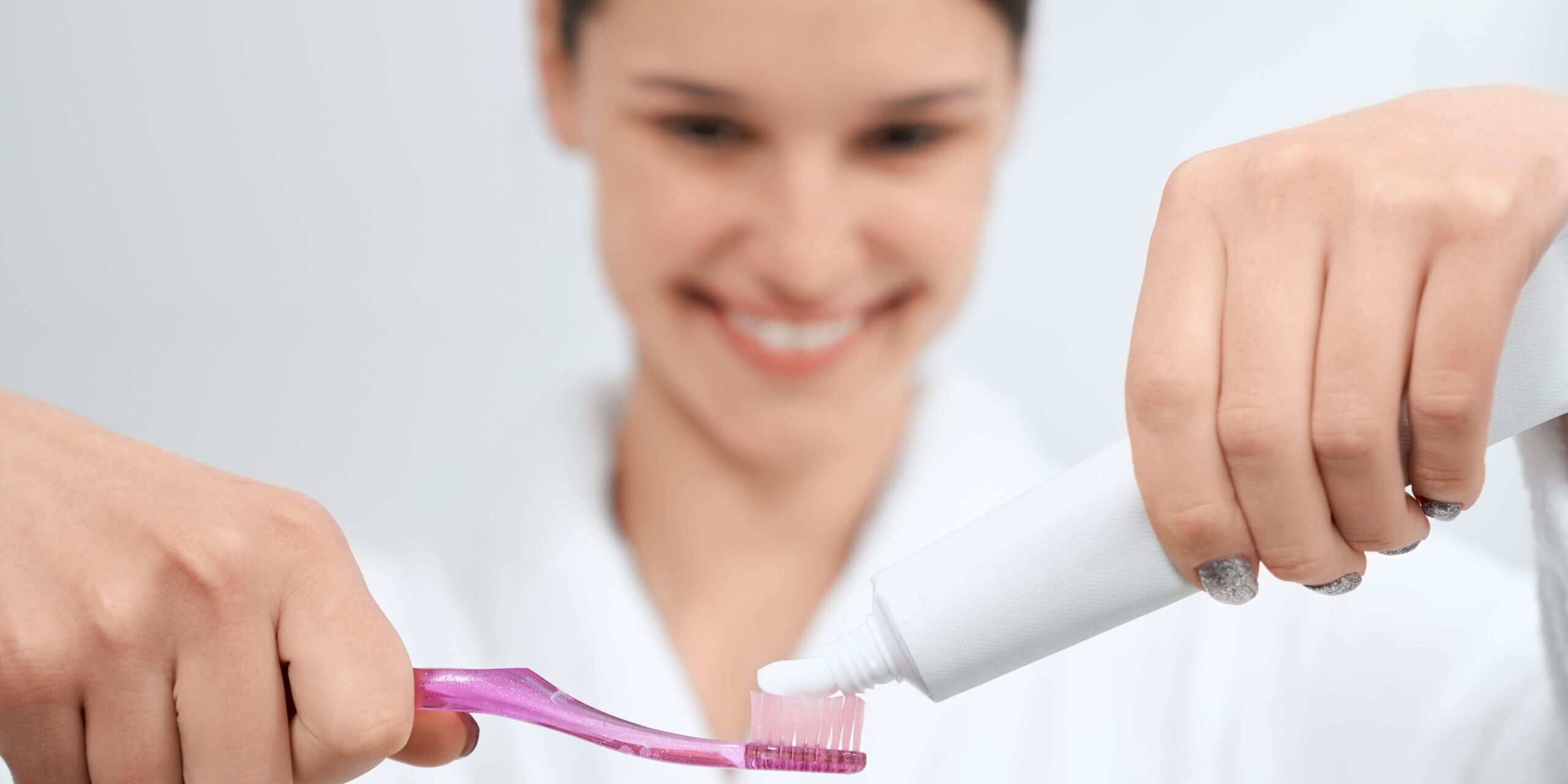 Blanquean los dientes las pastas dentífricas – mujer Blanquean los dientes las pastas dentífricas - mujer