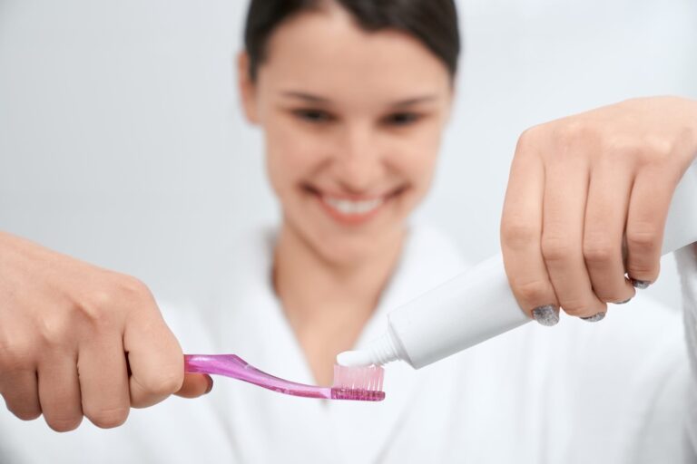 Blanquean los dientes las pastas dentífricas – mujer Blanquean los dientes las pastas dentífricas - mujer