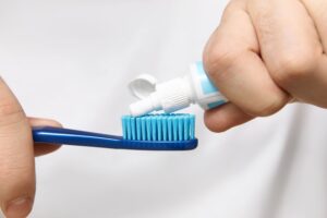 qué hacer si tengo las encías sensibles - pasta de diente especializada