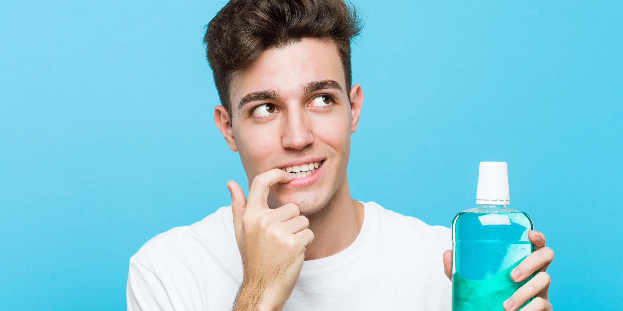 por qué usar colutorio – persona con dudas por qué usar colutorio - persona con dudas