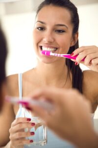 cuantos minutos tienes que cepillarte los dientes - mujer