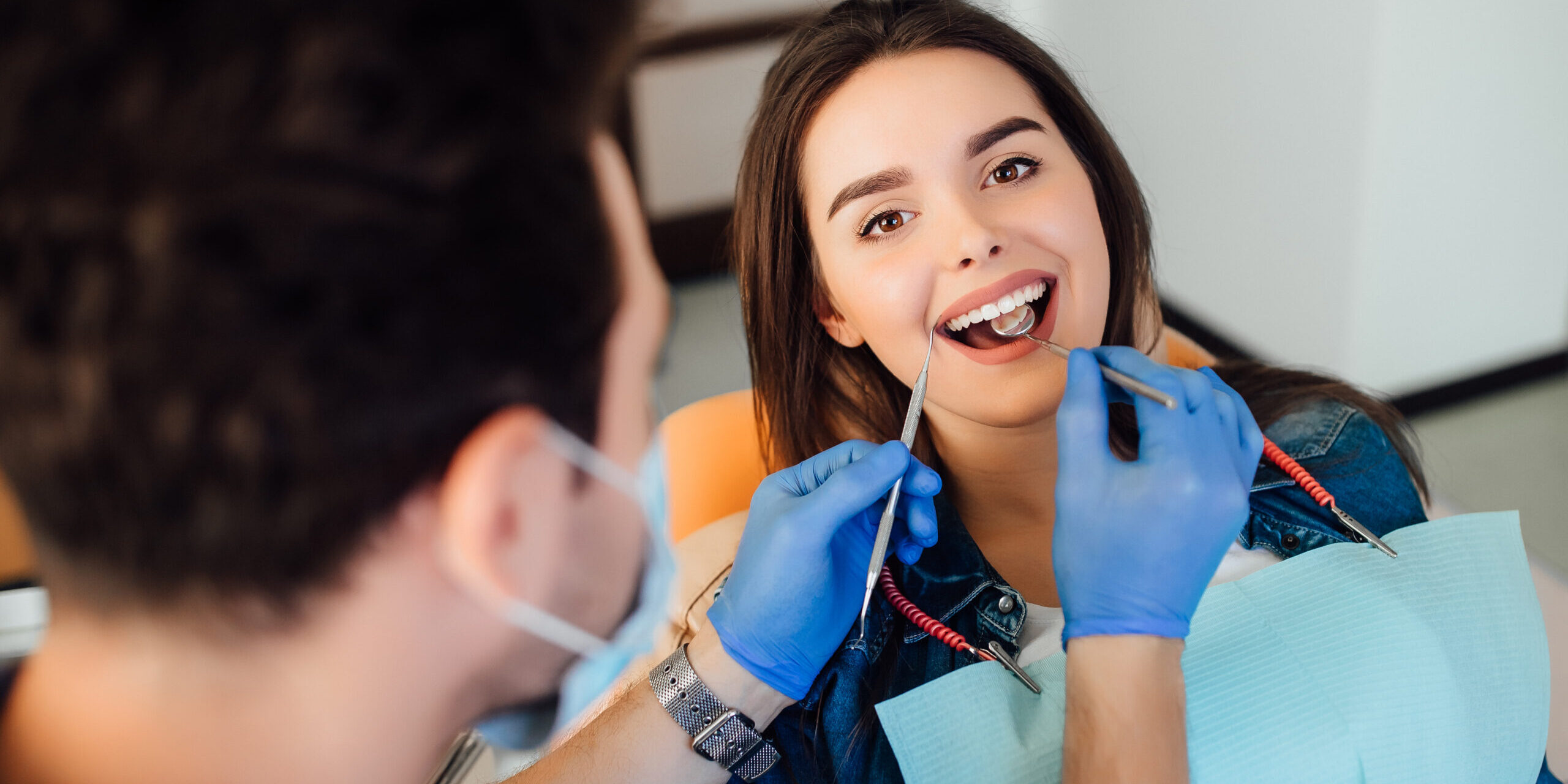 clinica dental en villanueva de la cañada - revision chica sonriendo