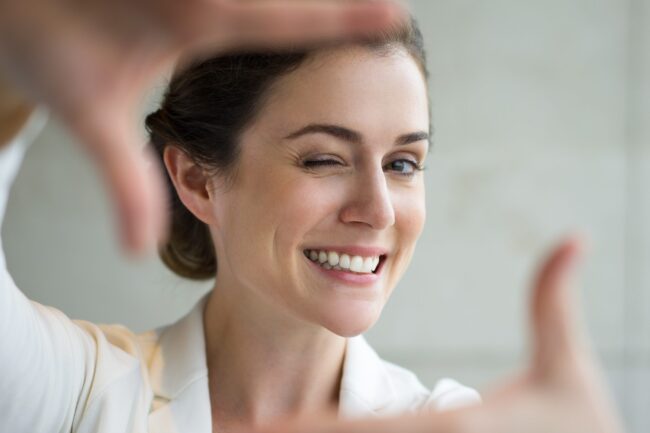 odontología estética en Majadahonda - mujer sonriendo a camara