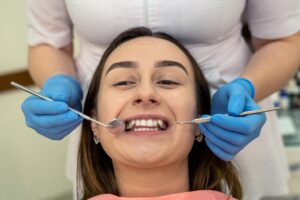 Ortodoncia en Villanueva de la cañada - mujer revision dientes