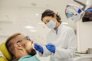 dentistas en Brunete - dentista revisando hombre con gafas