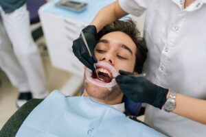 dentistas en Brunete - hombre tumbado revision bucal